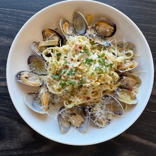 LINGUINIE + CLAMS